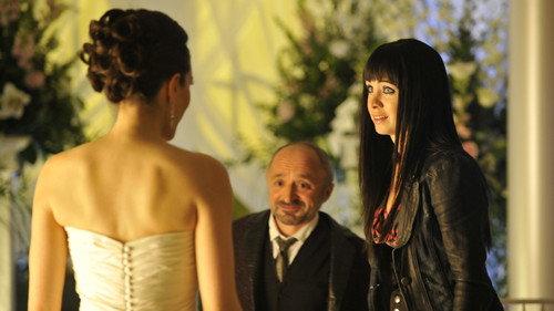 Lost Girl Season 2 Episode 18 - Fae-nted Love
