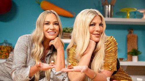 Tiny Kitchen Cook-Off Season 1 Episode 3 - Tori Spelling & Teddi Mellencamp make Tiny French Toast with Homemade Strawberry Syrup