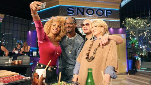 Martha & Snoop's Potluck Dinner Party Season 1 Episode 8 - High On The Hog