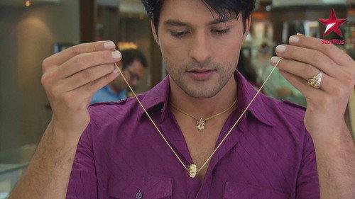 Diya Aur Baati Hum Season 1 Episode 5 - Sooraj buys a gift for Kavita