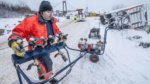 Ice Road Rescue Season 3 Episode 5 - Fishy Business