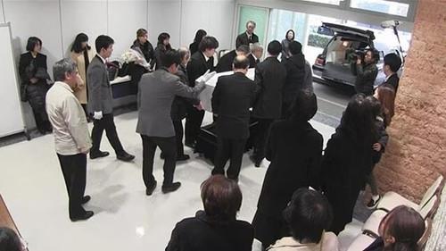 Document 72 Hours Season 8 Episode 12 - A Small Funeral in the City