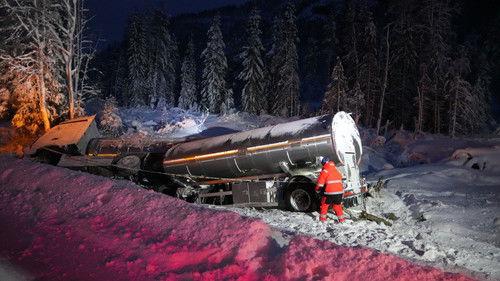 Ice Road Rescue Season 8 Episode 7 - Narrow Escape