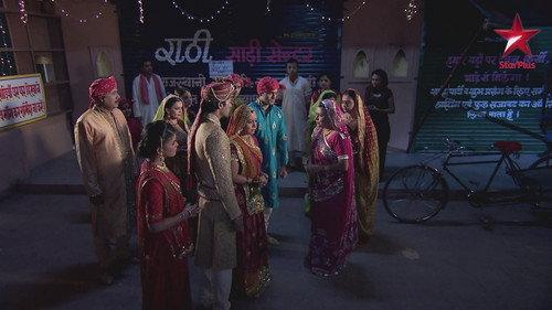 Diya Aur Baati Hum Season 1 Episode 11 - Sooraj Consoles Bhabo