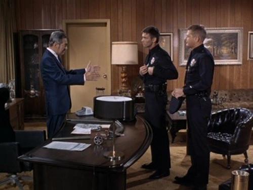 Adam-12 Season 2 Episode 25 - Log 044: Attempted Bribery