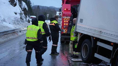 Ice Road Rescue Season 7 Episode 8 - Police Holdup