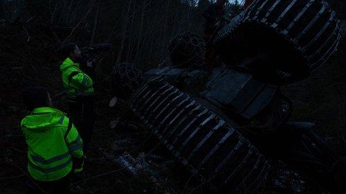 Ice Road Rescue Season 1 Episode 6 - Into the Woods