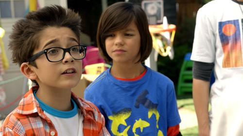 Stuck in the Middle Season 2 Episode 5 - Stuck in the Garage Sale