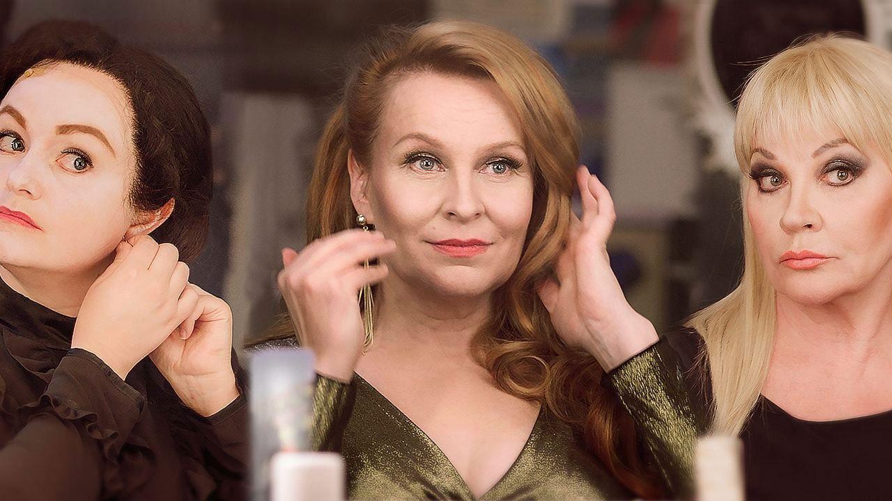 Melkein totta backdrop