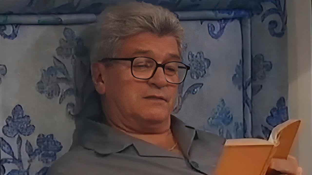 Um Estranho em Casa backdrop