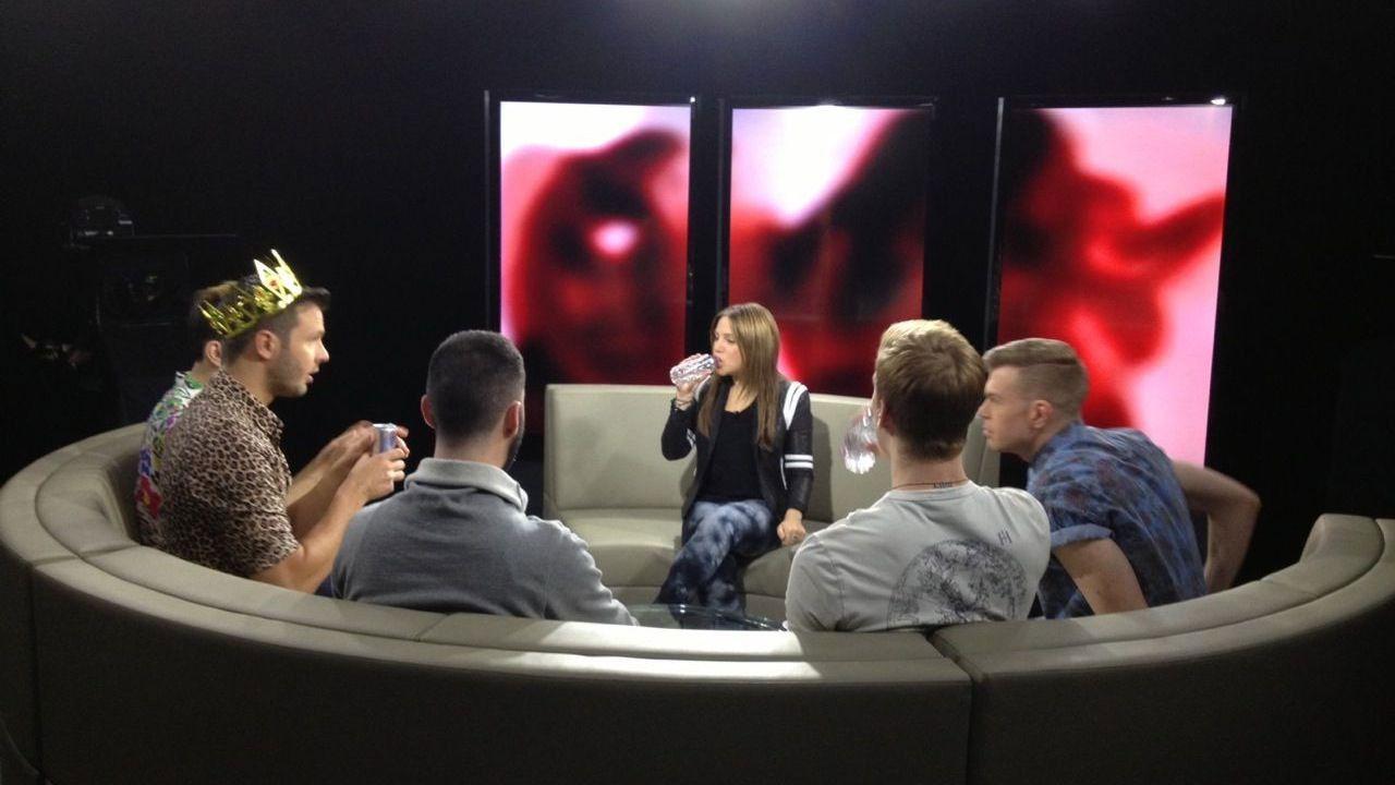 1 Girl 5 Gays backdrop