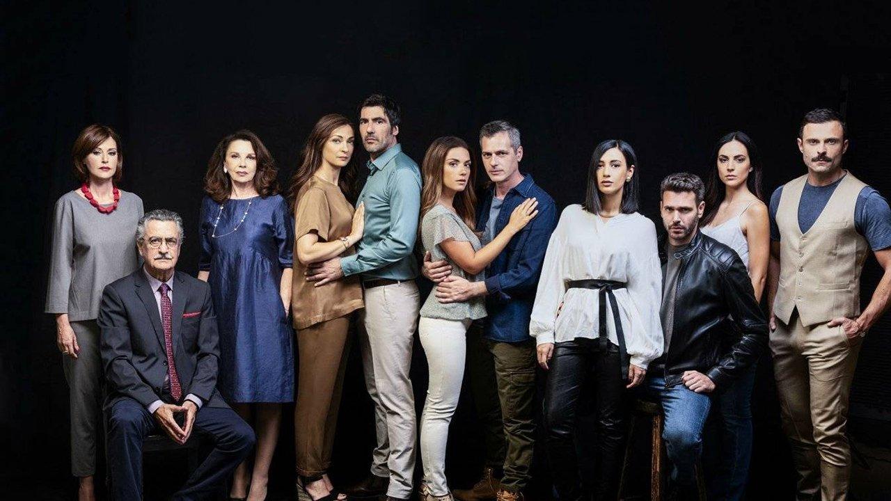 Έρωτας Μετά backdrop