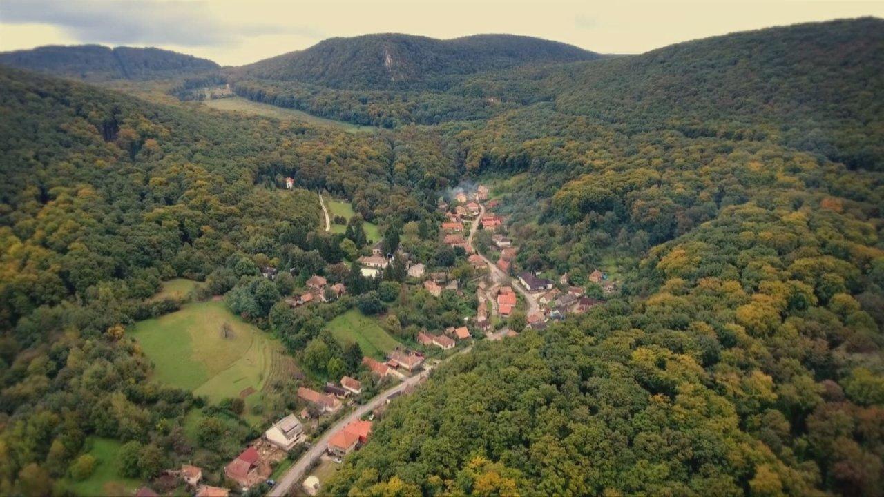 A mi kis falunk backdrop