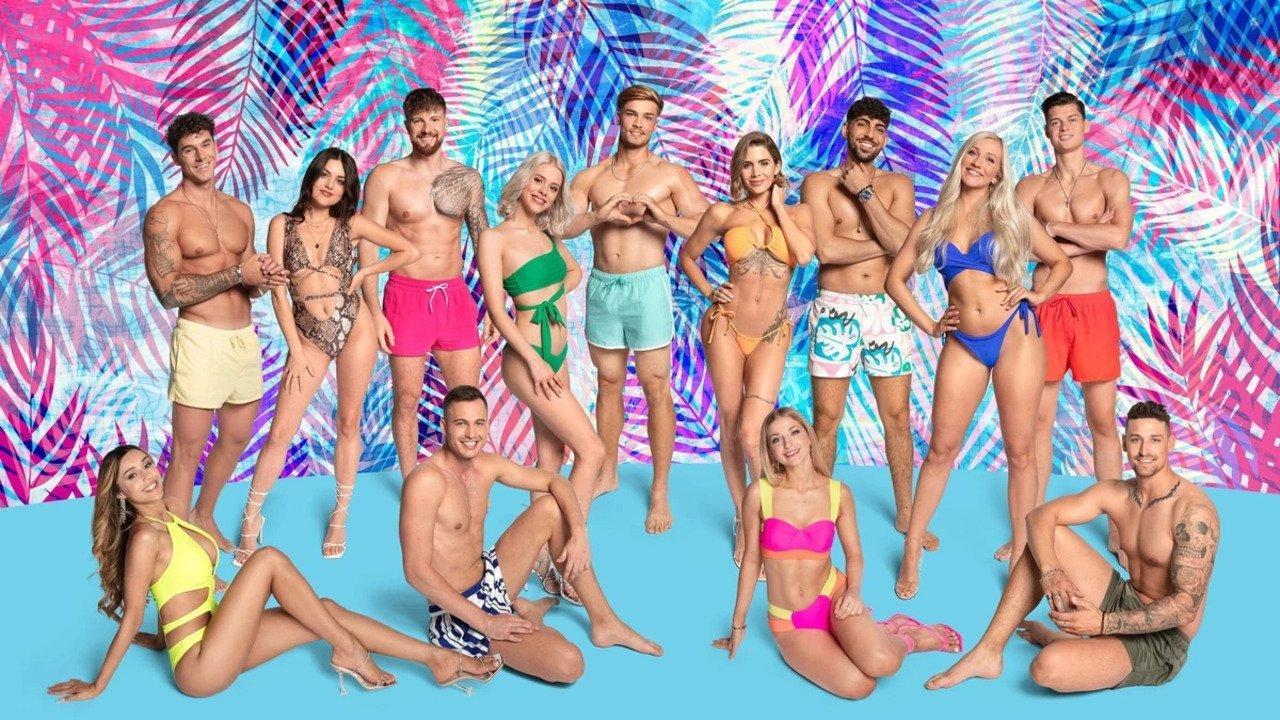 Love Island: Hot Flirts & True Love backdrop