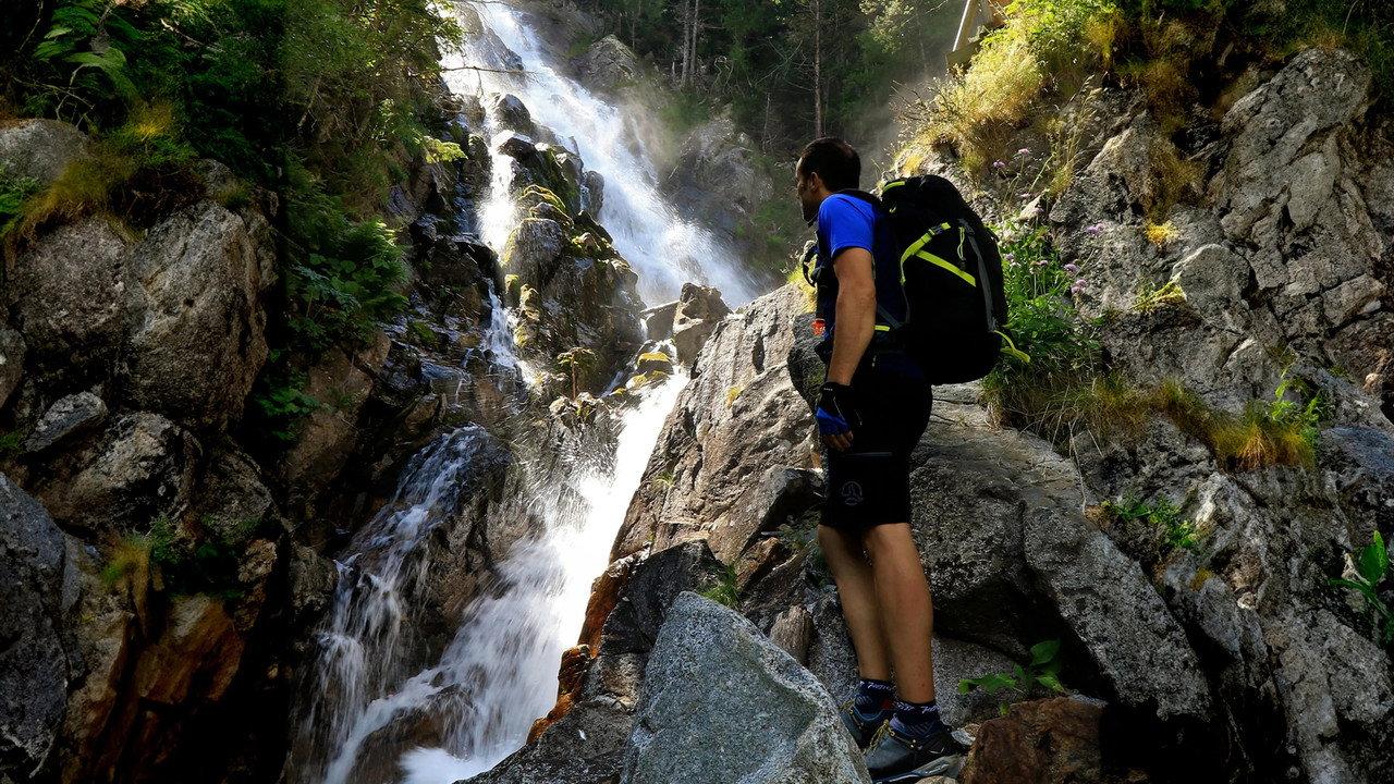 A tocar de l'aigua backdrop
