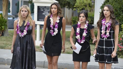 Pretty Little Liars Season 5 Episode 15 - Through a Glass, Darkly